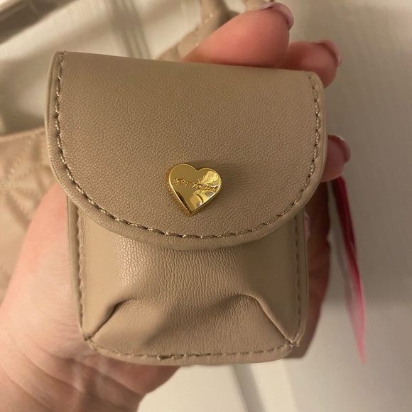 Betsey Johnson Quilted Crossbody with Bonus Pouch NWT - Picture 4 of 7